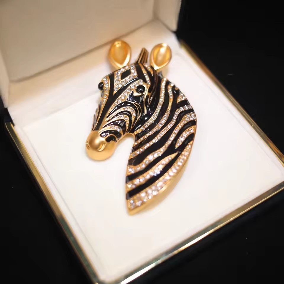 Pre-loved Antique Zebra Brooch - Embroidery Simple 评论和价格