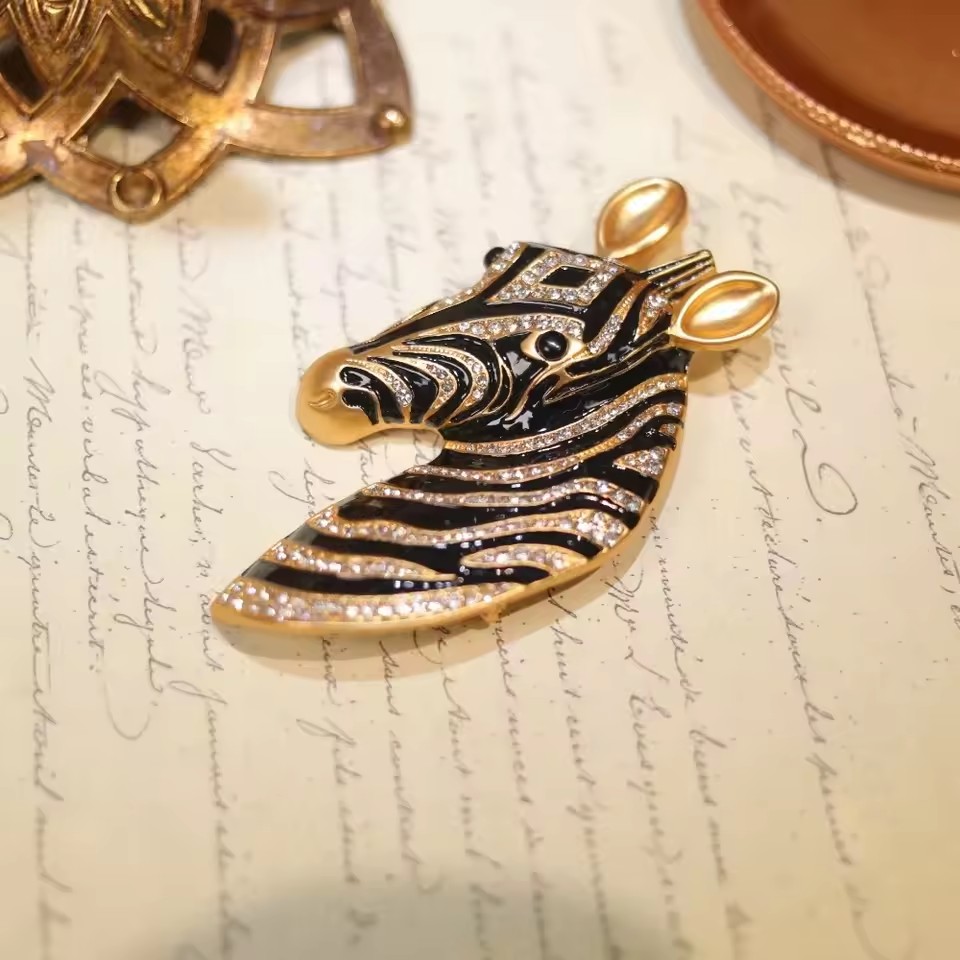Pre-loved Antique Zebra Brooch - Embroidery Simple 评论和价格