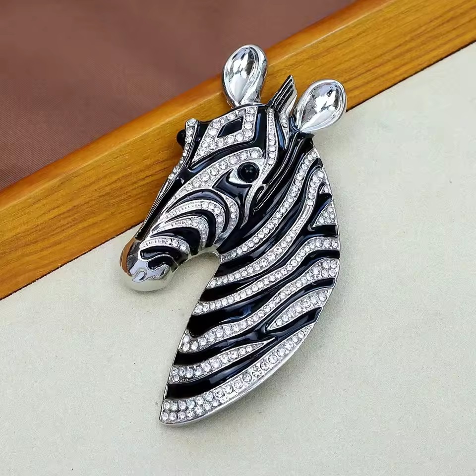 Pre-loved Antique Zebra Brooch - Embroidery Simple 评论和价格